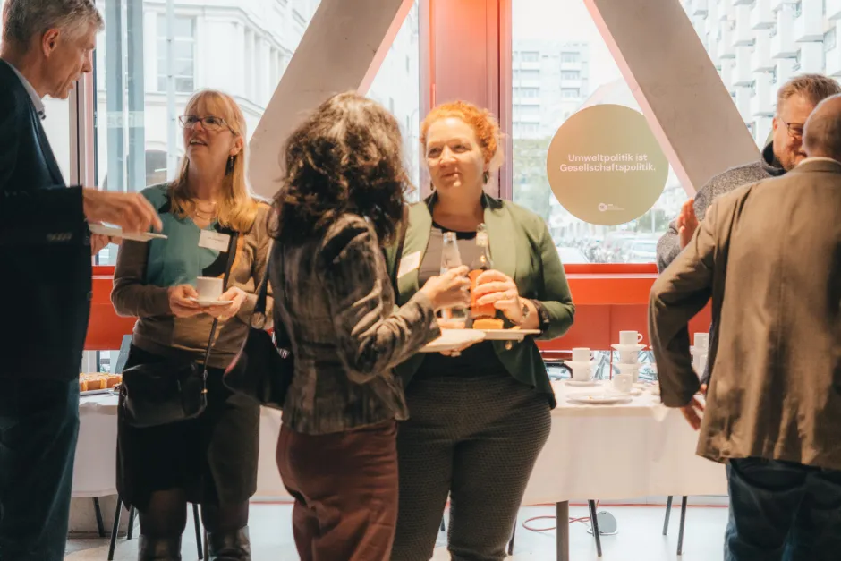 Besucher*innen im Gespräch